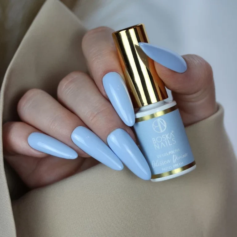 Azul en las uñas acierto